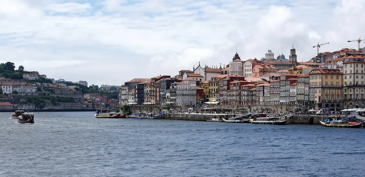Portos Uferviertel Ribeira von Gaia aus gesehen